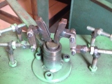 Máy sản xuất cựa gà đá